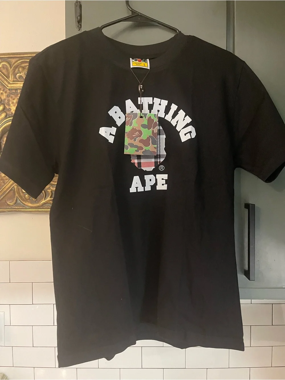 Mens Graphic Design Tee Size L.